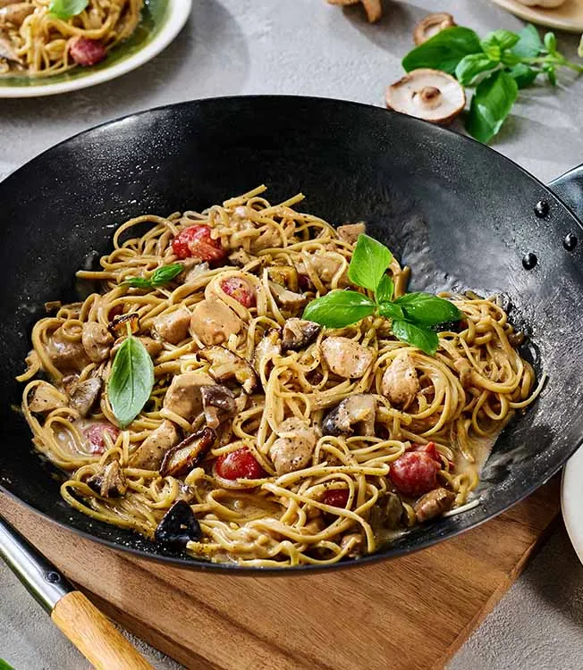 Pasta Alfredo teriyakikanalla