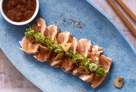 Pienet lohipalat Ponzu-dipin kanssa