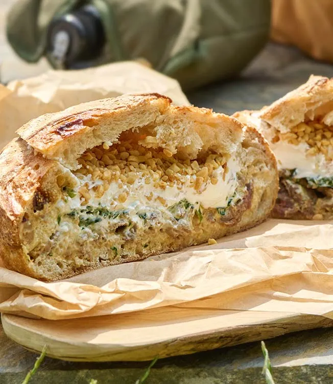 Lammas-shawarmalla täytetty kokonainen leipä