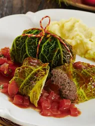 Kiinankaalikääryleet tomaatti-piparkakkukastikkeessa