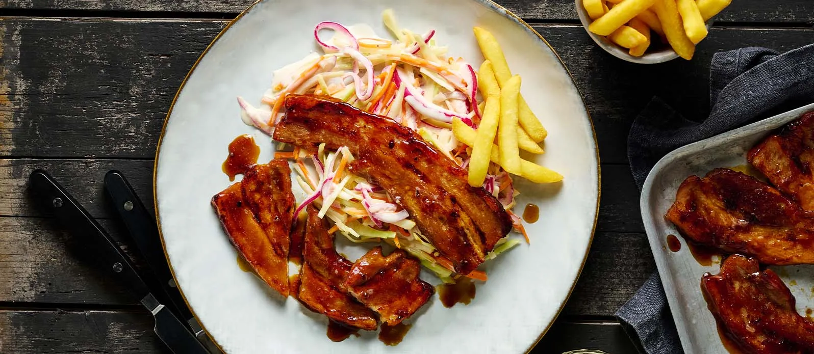 Paistettu porsaankylki Teriyaki BBQ-kastikkeessa ranskalaisten kera