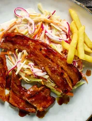 Paistettu porsaankylki Teriyaki BBQ-kastikkeessa ranskalaisten kera