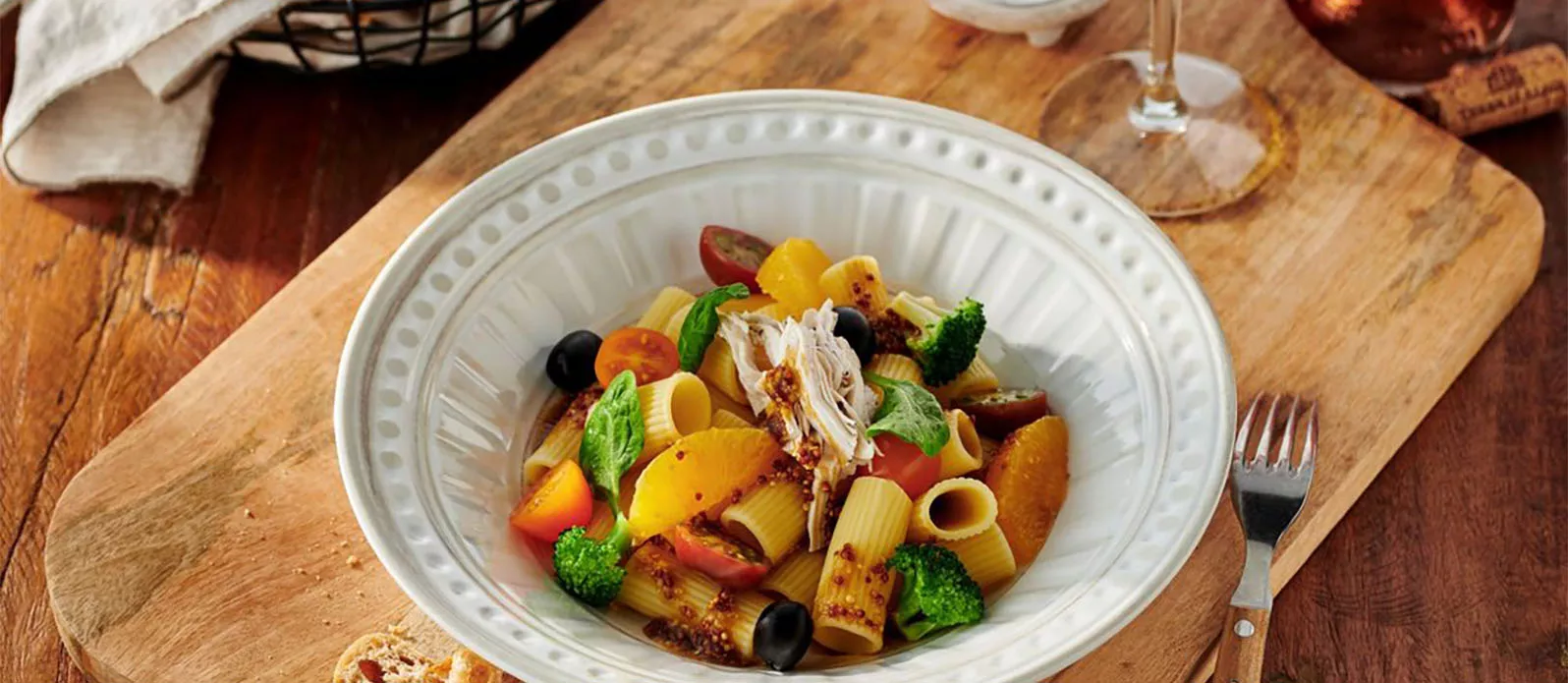 Pasta-broilerisalaatti sinappi-soijakastikkeella