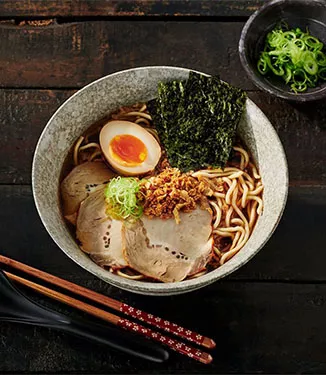 Ramen-keitto ylikypsällä kinkulla ja marinoiduilla