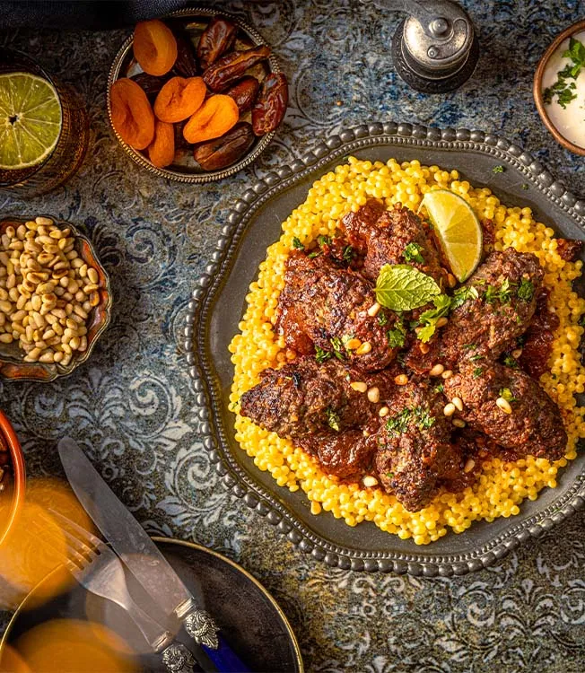 Koftat tomaatti-soijakastikkeessa