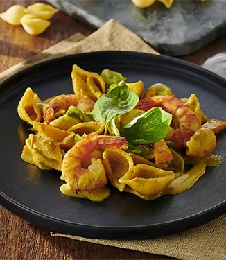 Katkarapupasta curry-kermakastikkeessa