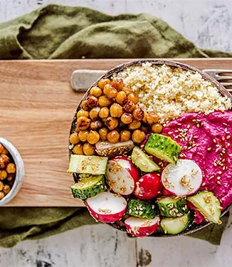 Poke bowl couscousilla ja seesamikasviksilla