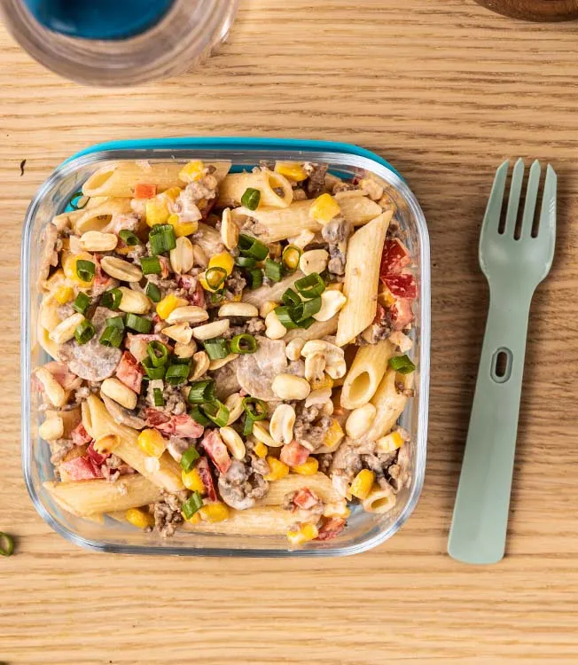 Lihaisa sienipastasalaatti