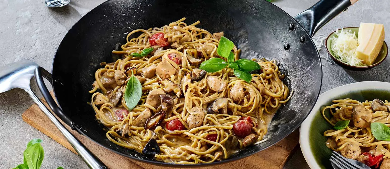 Pasta Alfredo teriyakikanalla