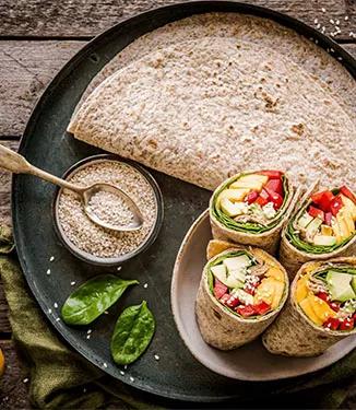 Pinaatti-, paprika-, avokado- ja mangowrapit