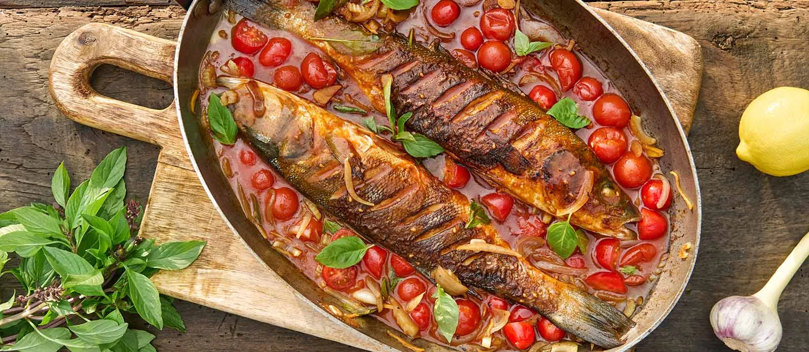 Meribassia inkiväärillä ja tomaateilla