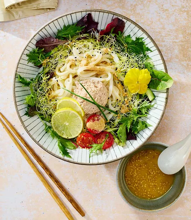 Itämainen udon-nuudelisalaatti