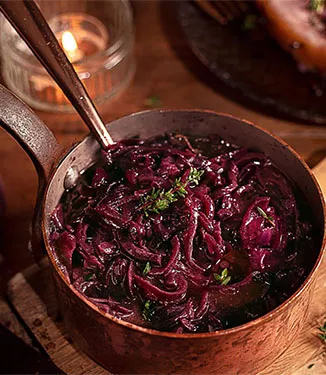 Täyteläinen punasipulikastike