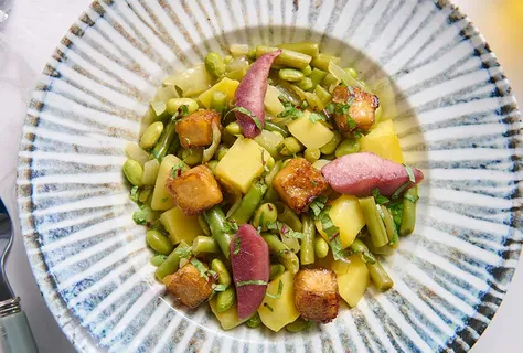 Papu-päärynäsalaatti tofulla