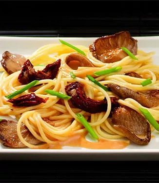 Pastaa osterivinokkaiden kera