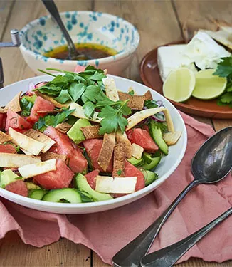 Melonisalaatti rapeilla tortillasuikaleilla