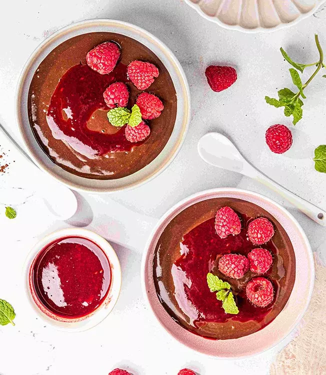 Suklaariisivanukas ja vadelmakastiketta