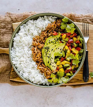 Avokadolla ja paprikasalsalla maustettu teriyaki-nyhtöjakkihedelmä- ja riisikulho
