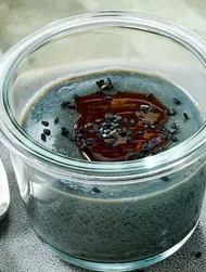 Vegaaninen pannacotta mustasta tahinista