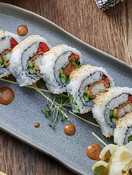 Kalapuikoilla täytetty rulla (uramaki)