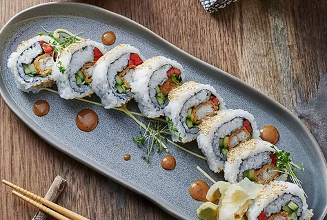 Kalapuikoilla täytetty rulla (uramaki)