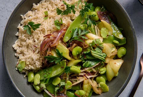 Paistettua riisiä härkäpavuilla ja soijakastikkeella