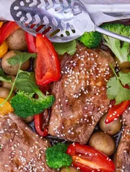 Ponzu-kastikkeessa marinoidut porsaankyljykset