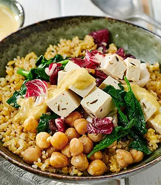 Terveellinen bulgur- ja kikhernekulho, vegaanista fetajuustoa