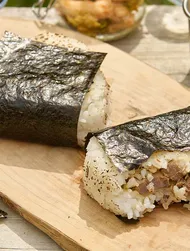 Mausteinen tonnikala-onigiri
