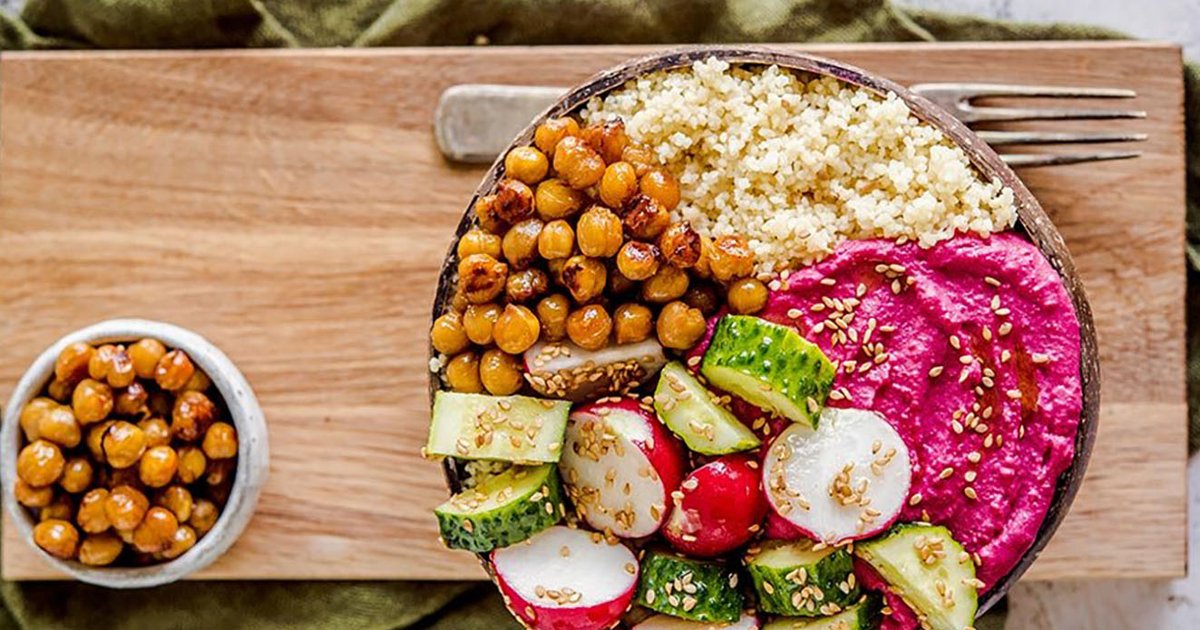 Poke bowl couscousilla ja seesamikasviksilla Kikkoman