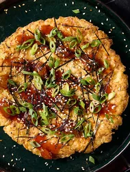 Hapankaali-okonomiyaki ja rusinakastike