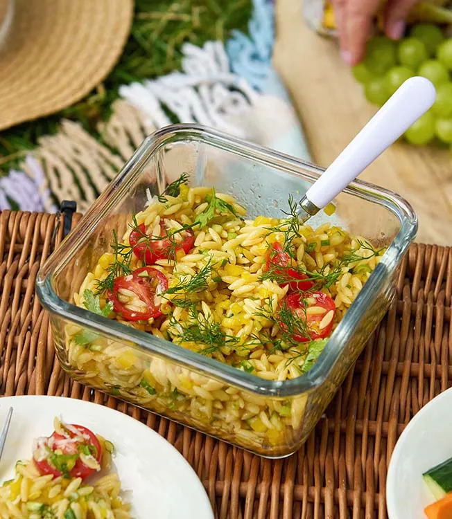 Orzo-pastasalaatti ja kesäisiä kasviksia