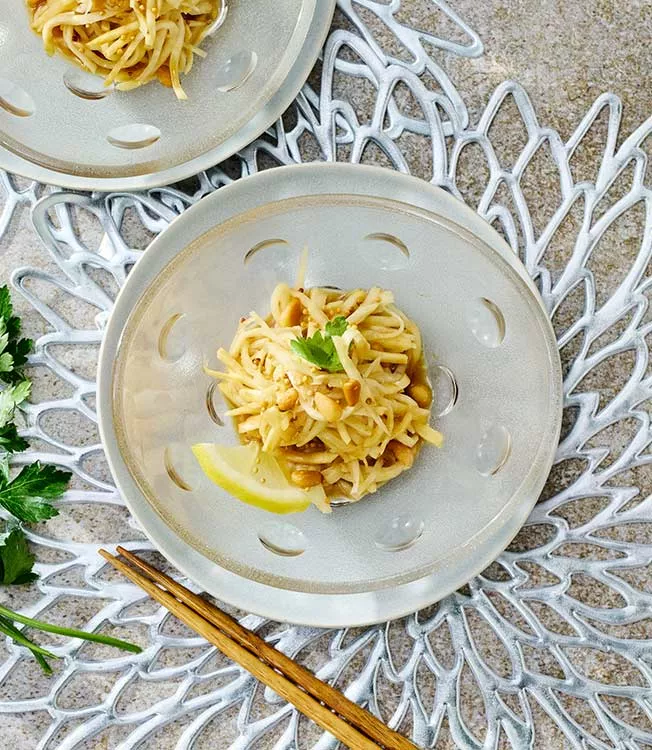 Marinoitu juurisellerisalaatti