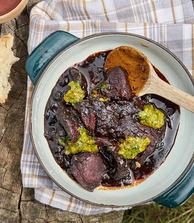 Villisikaa, katajanmarjaa ja rosmariinia